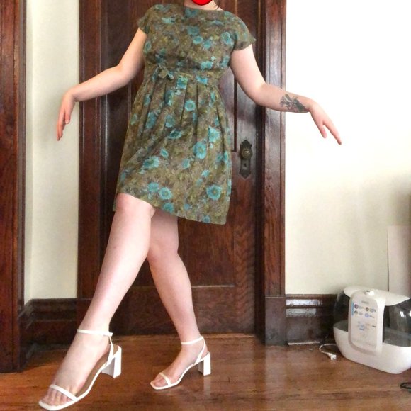 50's Vintage Floral Dress With a Waist Tie - Picture 2 of 6
